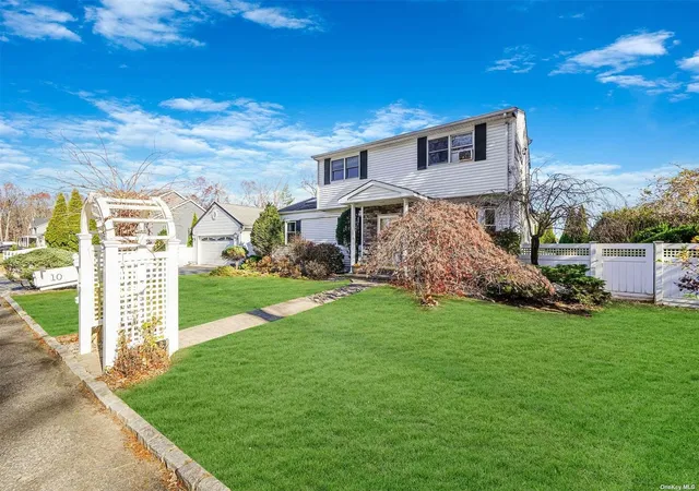 3rd image of 10 Marchant Dr, Smithtown, NY 11780 | MLS# L3591496