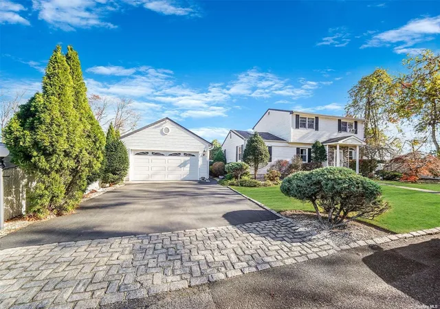 4th image of 10 Marchant Dr, Smithtown, NY 11780 | MLS# L3591496