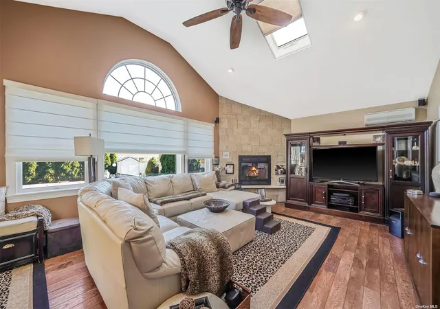 5th image of 10 Marchant Dr, Smithtown, NY 11780 | MLS# L3591496