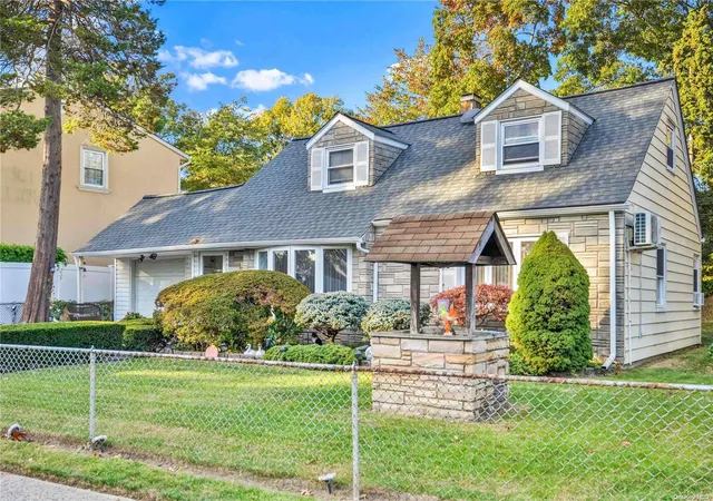 Photo 2 of Sale Pending at 1260 Bretton Rd, Valley Stream, NY 11580 | MLS# L3593298 | Listing updated on 2025-04-16