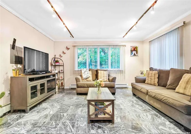 Photo 4 of Sale Pending at 1260 Bretton Rd, Valley Stream, NY 11580 | MLS# L3593298 | Listing updated on 2025-04-16