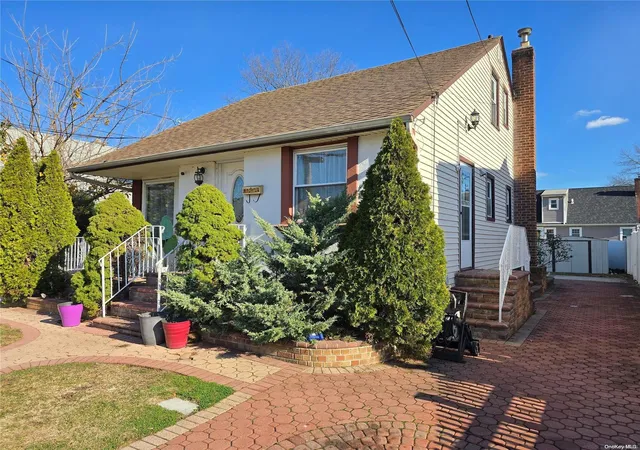 Single Family Residence at 461 Greengrove Ave, Uniondale, NY 11553 | MLS# L3593666 | | Sold on 2025-02-10