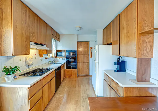 Photo 4 of Sale Pending at 305 West 20th St, Deer Park, NY 11729 | MLS# 802789 | Listing updated on 2025-11-03