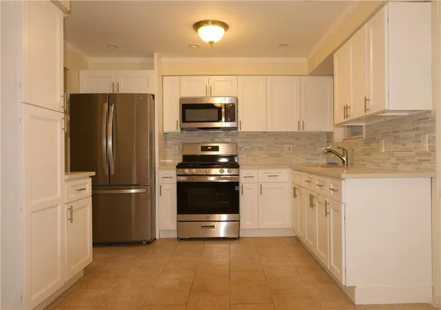 Photo 3 of Sale Pending at 1051 E 213th Street, Bronx, NY 10469 | MLS# 804996 | Listing updated on 2025-04-18