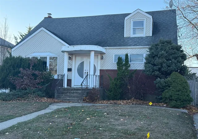 Single family home for sale at 2198 Willow St, Wantagh, NY 11793 | MLS# 805273 | Listing updated on 2024-12-16