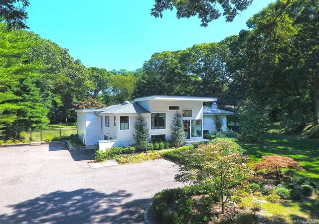 Photo 2 of Sale Pending at 17 Beaumont Dr, Melville, NY 11747 | MLS# 811189 | Listing updated on 2026-03-14