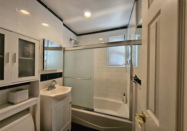 10th image of 61 26 245th Pl #F-2, Little Neck, NY 11362 | MLS# 811278