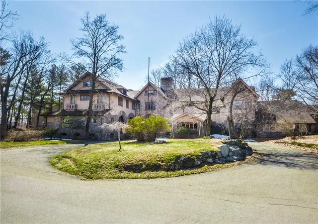 Photo 4 of Sale Pending at 620 Sleepy Holw Rd, Briarcliff Manor, NY 10510 | MLS# 816970 | Listing updated on 2025-03-12