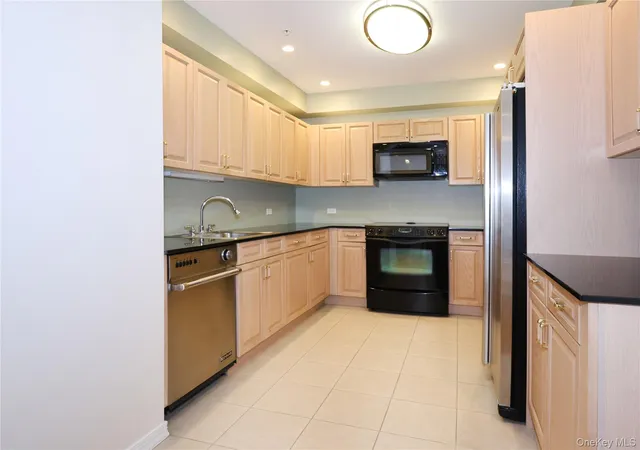 Homes for sale in North Hempstead, NY | 100 Harbor View Dr #423, North Hempstead, NY 11050 | MLS# 818836