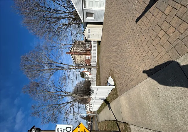 Photo 3 of Sale Pending at 1096 Shelburne Dr, Franklin Square, NY 11010 | MLS# 819823 | Listing updated on 2025-04-11