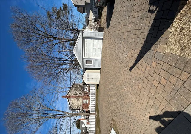 Photo 4 of Sale Pending at 1096 Shelburne Dr, Franklin Square, NY 11010 | MLS# 819823 | Listing updated on 2025-04-11