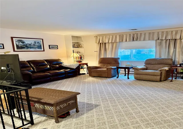 Single Family Residence at 11 Willow Dr, Suffern, NY 10901 | MLS# 824831 | | Sold on 2025-05-29