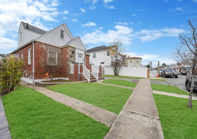 2nd image of 121 16 198th St, Springfield Gardens, NY 11413 | MLS# 831755