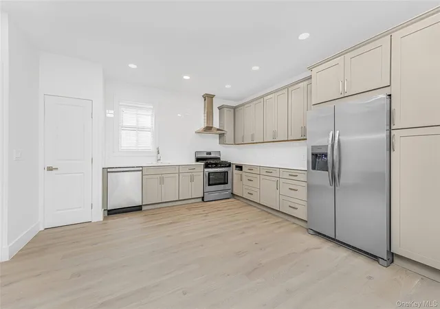 Listing Photo 5 - Condo for sale in building located at 6140 Delafield Ave, New York, NY 10471