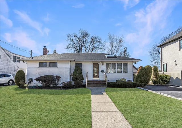 Single Family Residence at 109 Nassau Dr, Albertson, NY 11507 | MLS# 833290 | | Sold on 2025-05-30