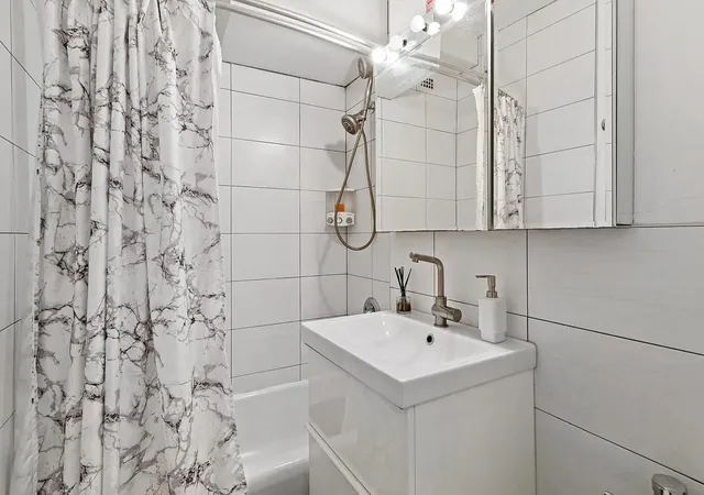 Listing Photo 5 - Condo for sale in 240 East 46th Street Condo located at 240 46 E, New York, NY 10017 - Unit #10E