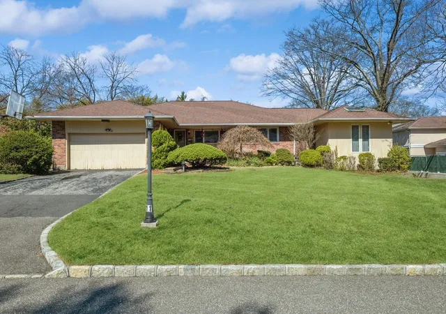 Photo 1 of Sale Pending at 11 Dicks Ln, Roslyn, NY 11576 | MLS# 835425 | Listing updated on 2025-04-11