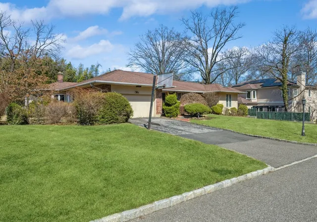 Photo 2 of Sale Pending at 11 Dicks Ln, Roslyn, NY 11576 | MLS# 835425 | Listing updated on 2025-04-11