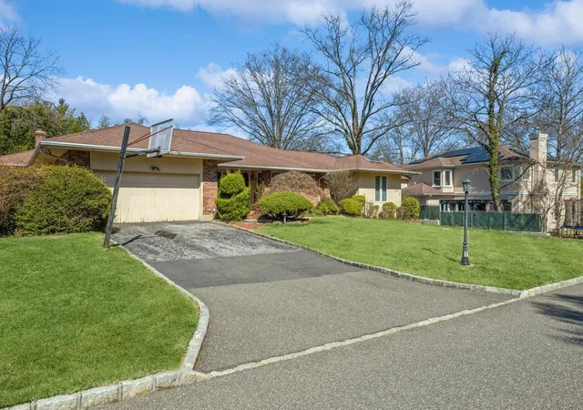 Photo 3 of Sale Pending at 11 Dicks Ln, Roslyn, NY 11576 | MLS# 835425 | Listing updated on 2025-04-11