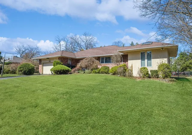 Photo 3 of Sale Pending at 11 Dicks Ln, Roslyn, NY 11576 | MLS# 835425 | Listing updated on 2025-04-11
