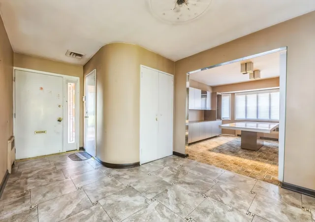 Photo 4 of Sale Pending at 11 Dicks Ln, Roslyn, NY 11576 | MLS# 835425 | Listing updated on 2025-04-11