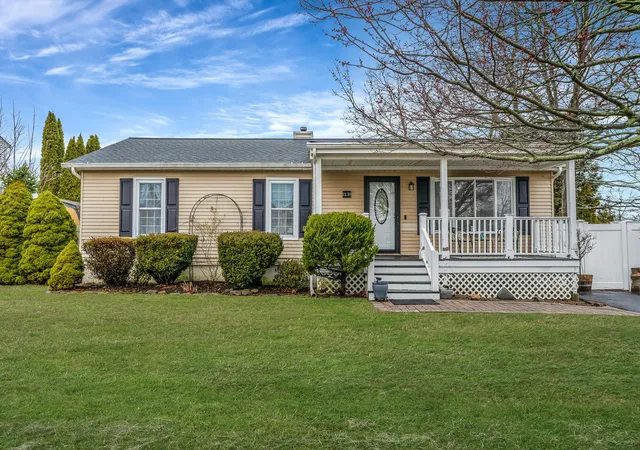 Single Family Residence at 13 Adobe Dr, Shirley, NY 11967 | MLS# 837350 | | Sold on 2025-06-26