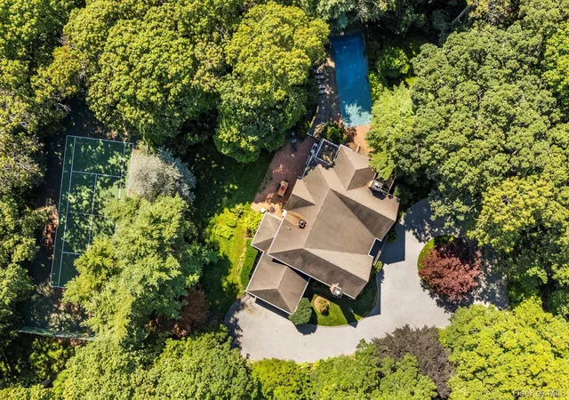 2nd image of 53 Cedar Ln W, Southampton, NY 11960 | MLS# 838826