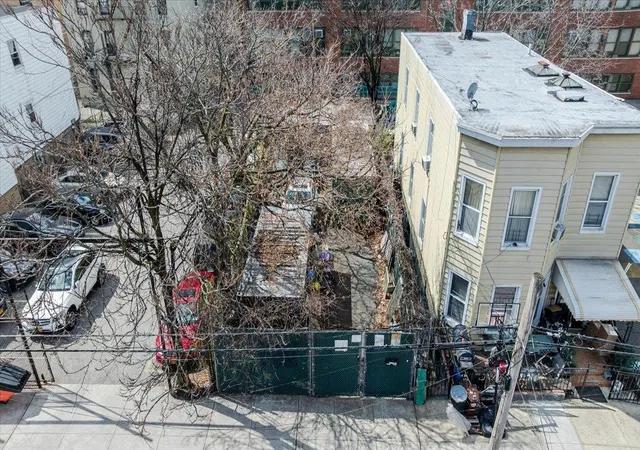 3rd image of 1667 Hunt Ave, Bronx, NY 10462 | MLS# 840073