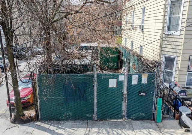 4th image of 1667 Hunt Ave, Bronx, NY 10462 | MLS# 840073