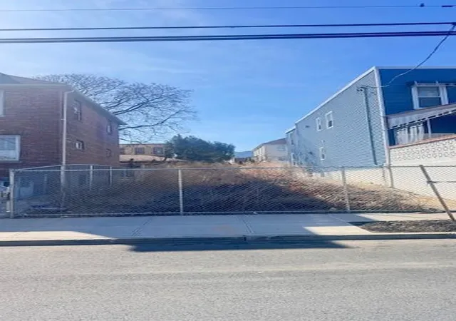 Photo 3 of Sale Pending at 2162 Story Ave, Bronx, NY 10473 | MLS# 840329 | Listing updated on 2025-05-13