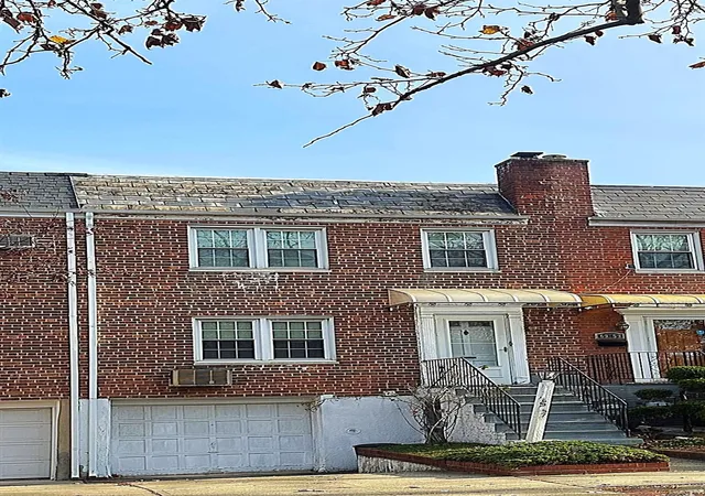 Photo 4 of Sale Pending at 6957 197th Street, Fresh Meadows, NY 11365 | MLS# 841886 | Listing updated on 2025-08-09