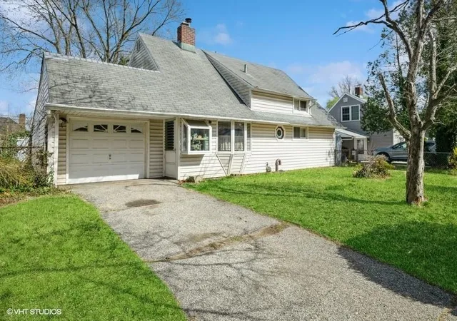 Single Family Residence at 79 Greenbelt Ln, Levittown, NY 11756 | MLS# 846994 | | Sold on 2025-06-06