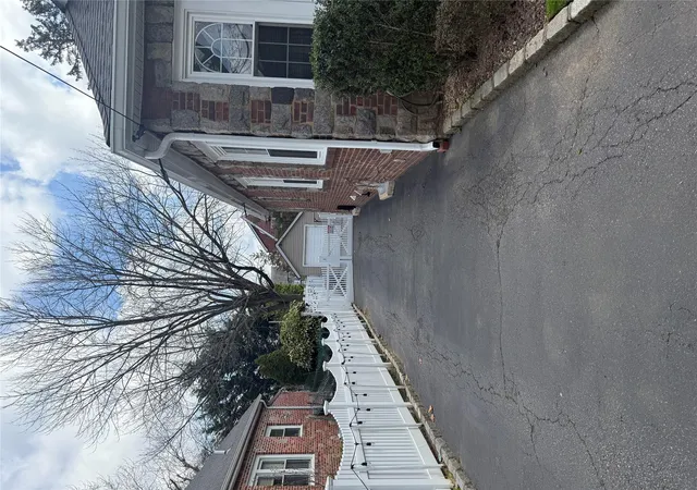 3rd image of 1905 Bryant Pl, Hempstead, NY 11510 | MLS# 848377