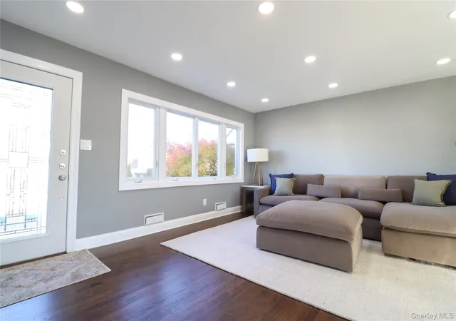 3rd image of 14A Earl Pl, Amityville, NY 11701 | MLS# 848924