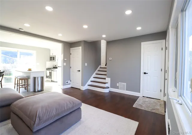 5th image of 14A Earl Pl, Amityville, NY 11701 | MLS# 848924