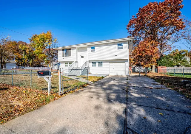 27th image of 55 Glenmalure St, Amityville, NY 11701 | MLS# 849469
