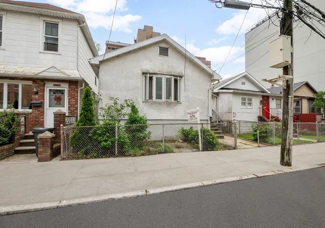 Photo 1 of Sale Pending at 1114 Banner Ave, Brooklyn, NY 11235 | MLS# 850397 | Listing updated on 2026-05-28