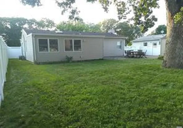 3rd image of 71 Park Ln, Oyster Bay, NY 11758 | MLS# 854398