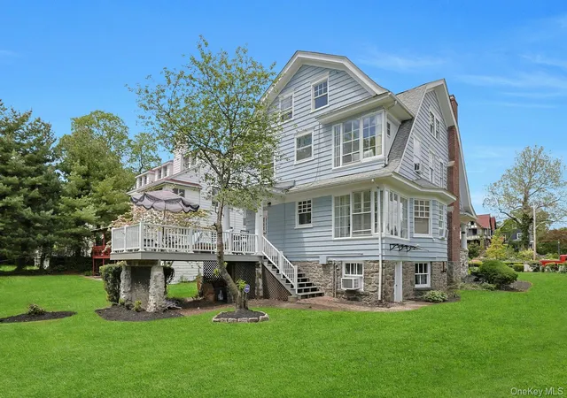3rd image of 146 Sutton Manor Rd, New Rochelle, NY 10801 | MLS# 854741