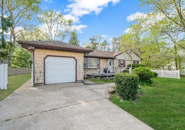2nd image of 210 Oakdale Bohemia Rd, Bohemia, NY 11716 | MLS# 854878