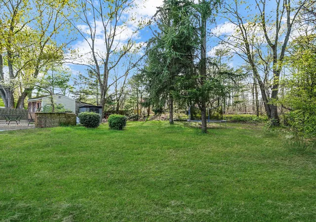 Photo 4 of Sale Pending at 210 Oakdale Bohemia Rd, Bohemia, NY 11716 | MLS# 854878 | Listing updated on 2025-06-09