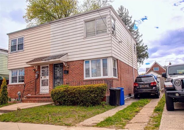 Photo 2 of Sale Pending at 114 22 197 St, Saint Albans, NY 11412 | MLS# 856072 | Listing updated on 2025-07-02
