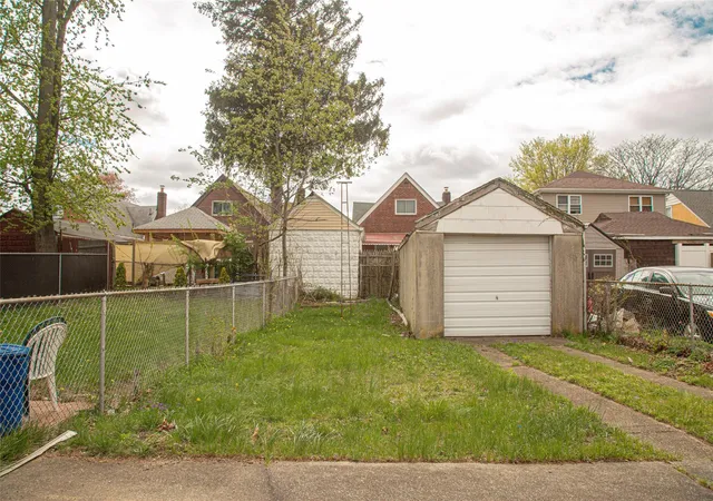 Photo 3 of Sale Pending at 114 22 197 St, Saint Albans, NY 11412 | MLS# 856072 | Listing updated on 2025-07-02