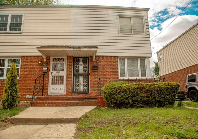 Photo 4 of Sale Pending at 114-22 197 St, Saint Albans, NY 11412 | MLS# 856072 | Listing updated on 2025-07-02