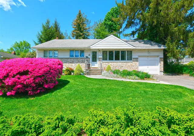Single Family Residence at 10 Lee Pl, Old Bethpage, NY 11804 | MLS# 860357 | | Sold on 2025-10-17
