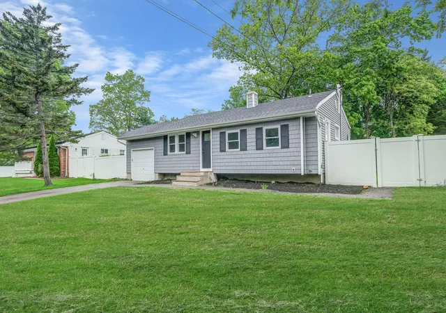 2nd image of 213 Stuyvesant Dr, Selden, NY 11784 | MLS# 862453