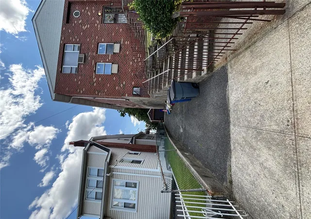 Photo 3 of Sale Pending at 2110 Light St, Bronx, NY 10466 | MLS# 868545 | Listing updated on 2025-09-04