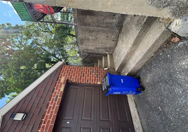 Photo 4 of Sale Pending at 2110 Light St, Bronx, NY 10466 | MLS# 868545 | Listing updated on 2025-09-04