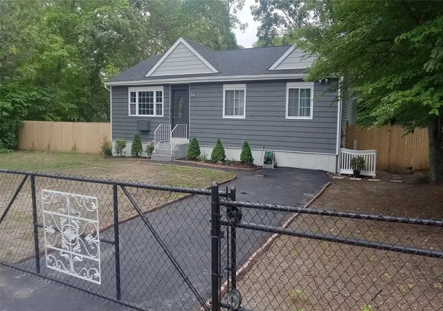 1st image of 34 Park Ln, Medford, NY 11763 | MLS# 869216