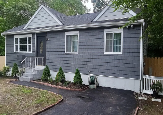 2nd image of 34 Park Ln, Medford, NY 11763 | MLS# 869216